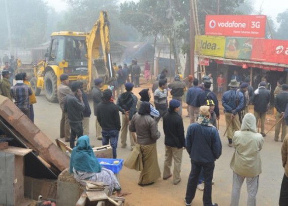 AMC, Police jointly evacuate Kumaritilla area, 44 families evicted: Situation boiling over the issue, tension prevails